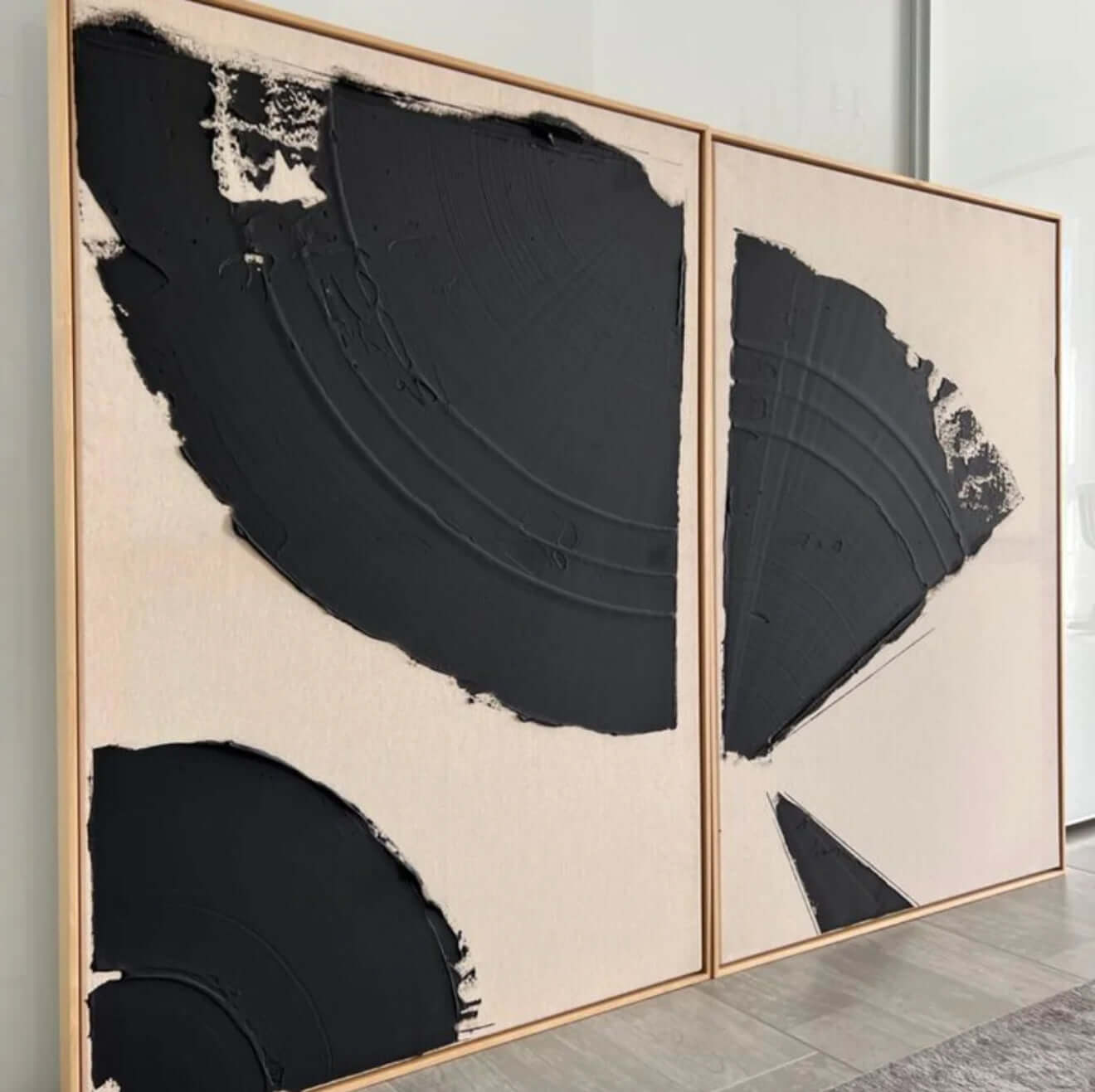 Abstraktes handgemaltes Acrylbild in Schwarz und Beige – modernes Leinwandbild von Nawart Studio